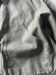 製品画像: アウトドアハンティング(狩猟)スタイルヴィンテージウォッシュ加工ワークシャツの全体画像。シャツの全体的なシルエットとデザインが明確に分かる。
詳細画像: ダブルポケットのデザインとヴィンテージ加工のディテール画像。シャツの質感と耐久性が強調されている。