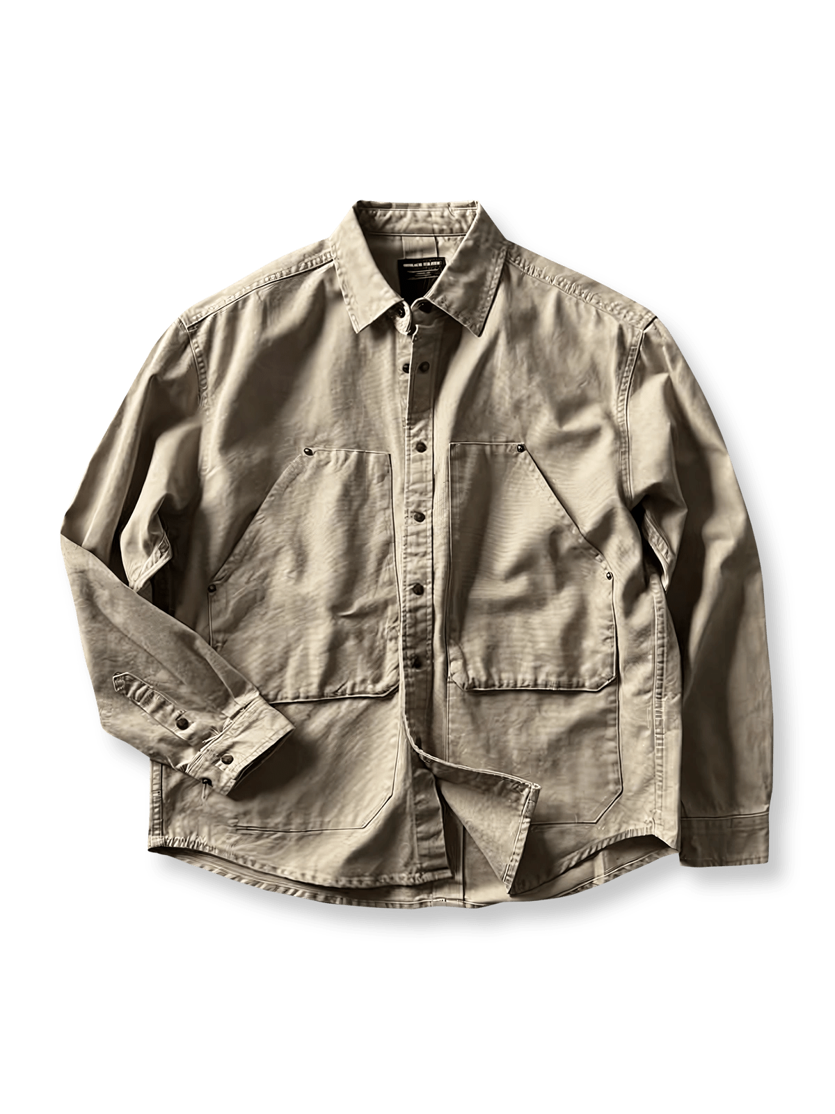 製品画像: アウトドアハンティング(狩猟)スタイルヴィンテージウォッシュ加工ワークシャツの全体画像。シャツの全体的なシルエットとデザインが明確に分かる。
詳細画像: ダブルポケットのデザインとヴィンテージ加工のディテール画像。シャツの質感と耐久性が強調されている。