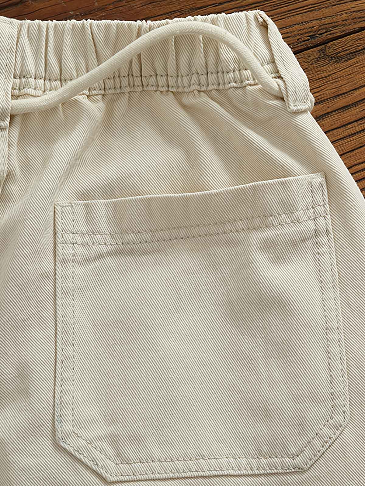 ワークパンツの多ポケットデザインとウエストゴムディテール