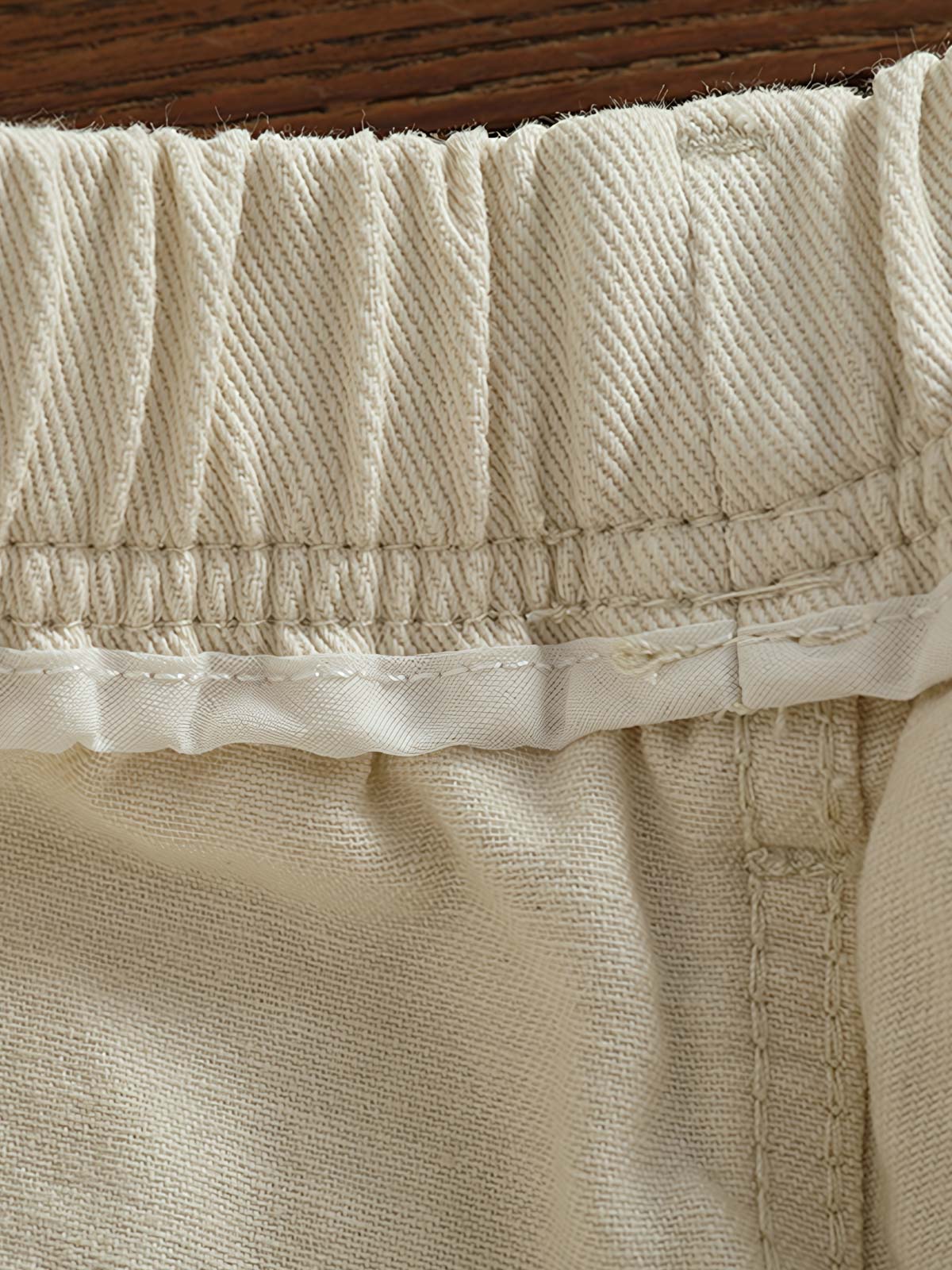 ワークパンツの多ポケットデザインとウエストゴムディテール