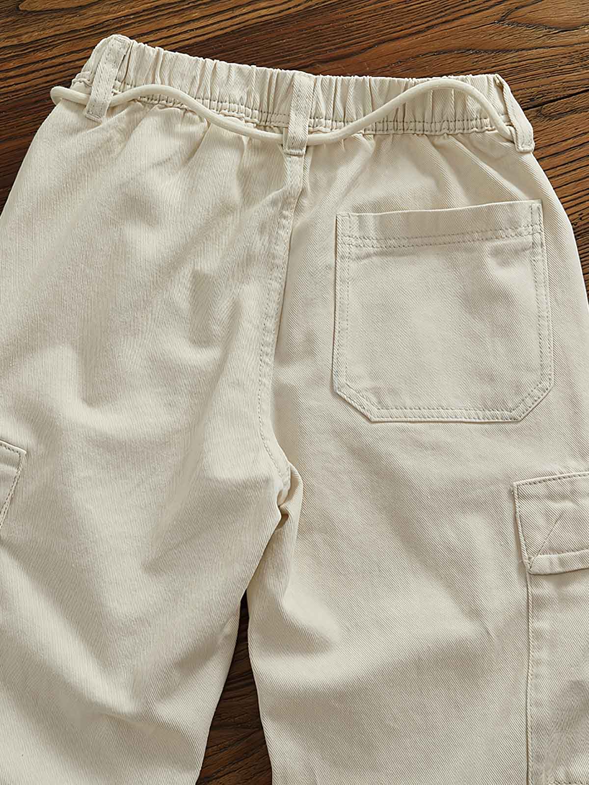 ワークパンツの多ポケットデザインとウエストゴムディテール