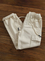 ワークパンツの多ポケットデザインとウエストゴムディテール