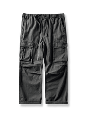 製品画像: 刺繍が施されたアウトドアキャンプ用多ポケットワークパンツの全体像を正面から撮影した画像
詳細画像: ウエストのドローコードとポケットのディテールをクローズアップした画像