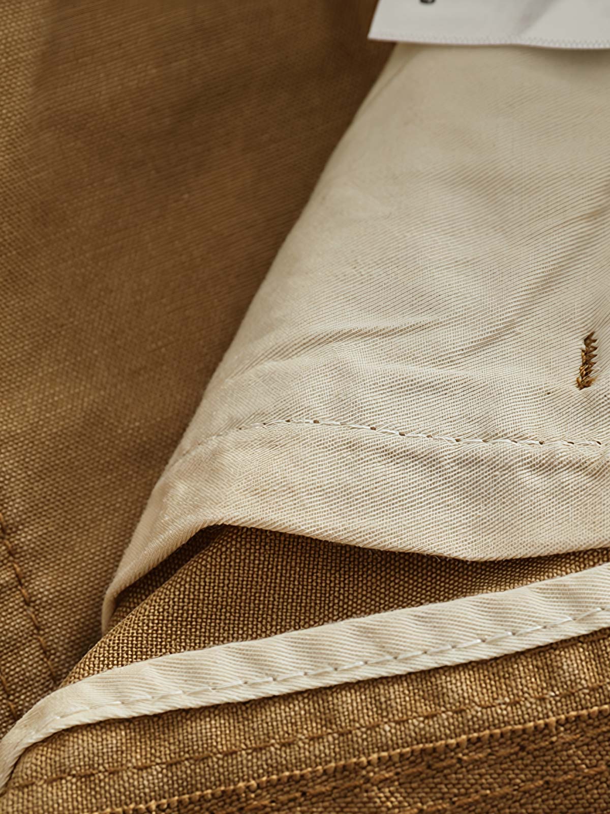 パッチワーク裁断とリベットディテールのクローズアップ