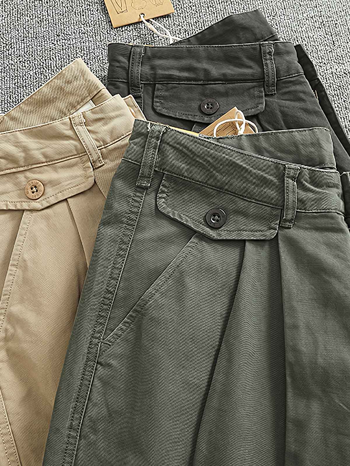 タックとバックポケットのディテール画像