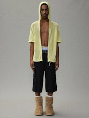 モデルが着用したカモフラージュ七分丈カーゴショーツの展示図