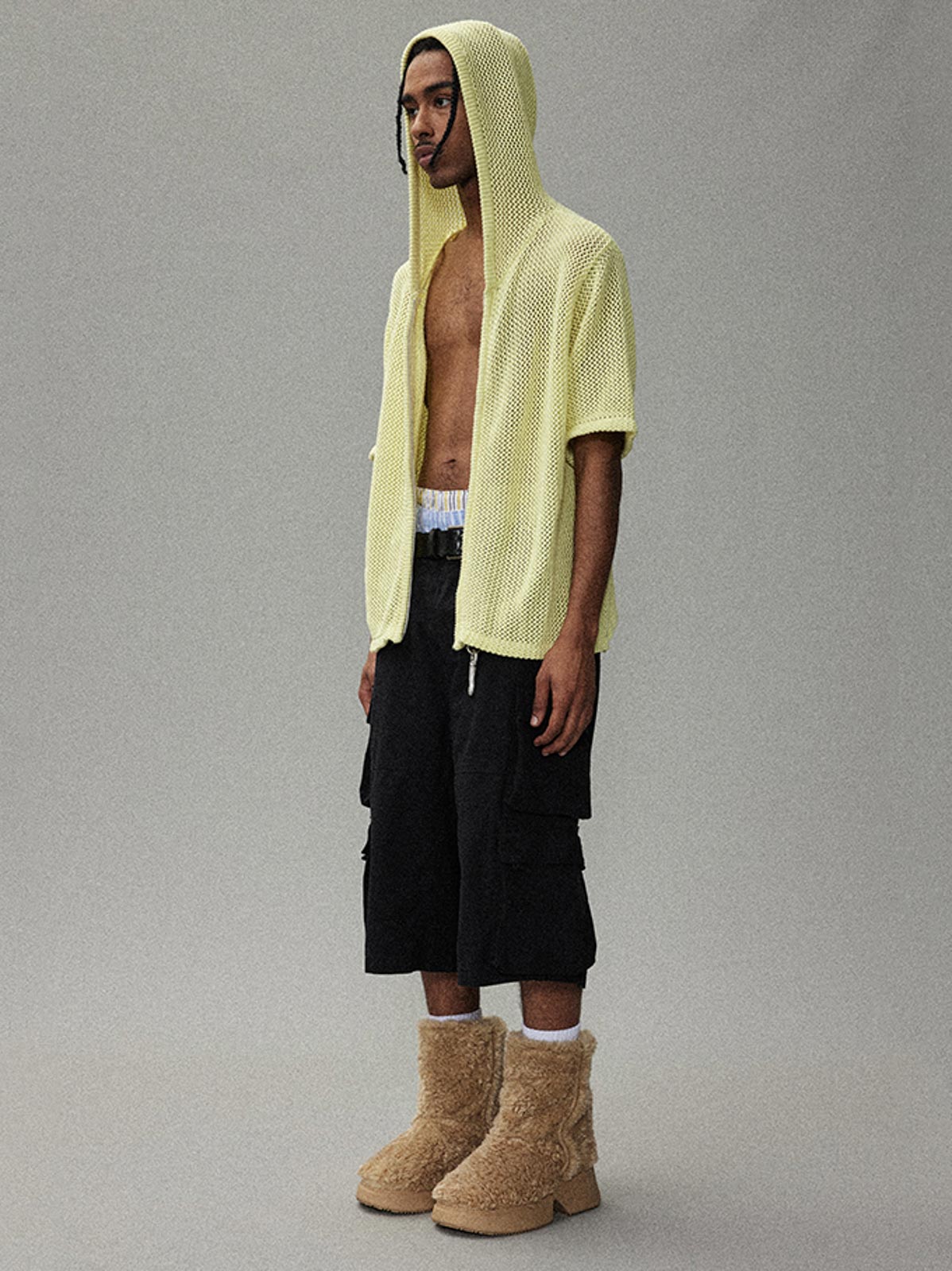 モデルが着用したカモフラージュ七分丈カーゴショーツの展示図