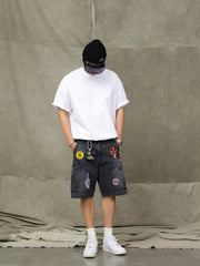 モデルが着用したウォッシュドエンブロイダリーバッジカーゴショーツの展示図