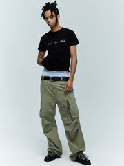 モデル画像:モデルがグラウンドクルーメカニックマルチポケットパンツを着用