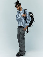 モデル画像:モデルがカウパターンポニーヘア登山リュックサックを背負っている