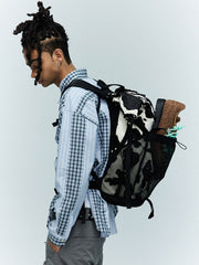 モデル画像:モデルがカウパターンポニーヘア登山リュックサックを背負っている
