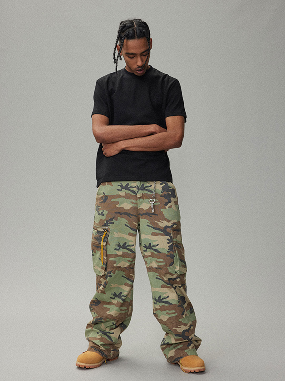 モデル画像:モデルがカモフラージュカーゴパンツを着用