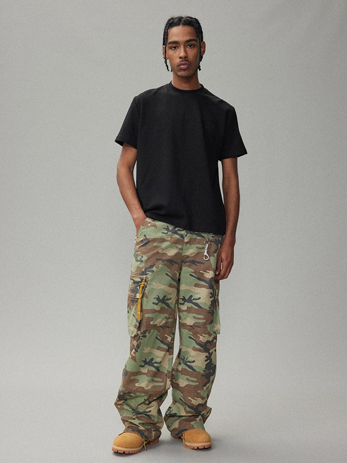 モデル画像:モデルがカモフラージュカーゴパンツを着用