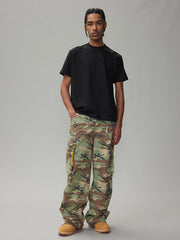 モデル画像:モデルがカモフラージュカーゴパンツを着用