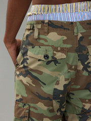 詳細画像:ウエスト調節バックルと多ポケットのディテール