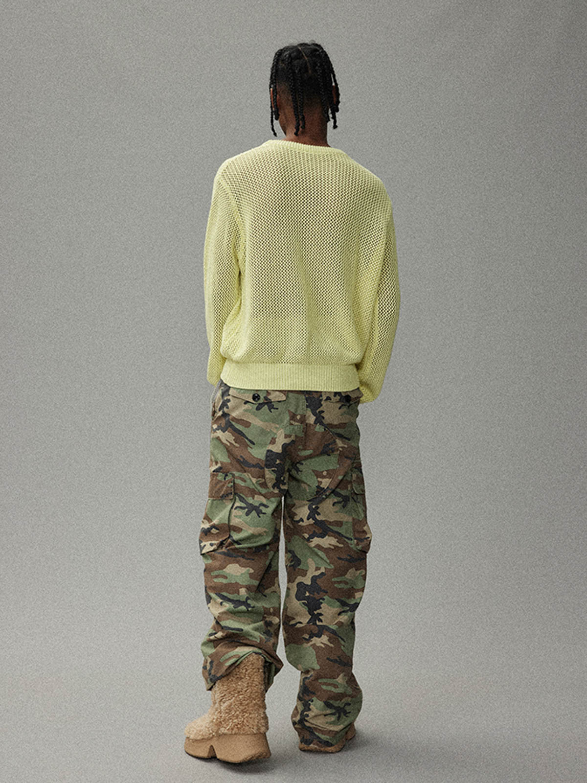 モデル画像:モデルがカモフラージュカーゴパンツを着用