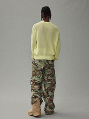 モデル画像:モデルがカモフラージュカーゴパンツを着用