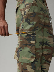 詳細画像:ウエスト調節バックルと多ポケットのディテール