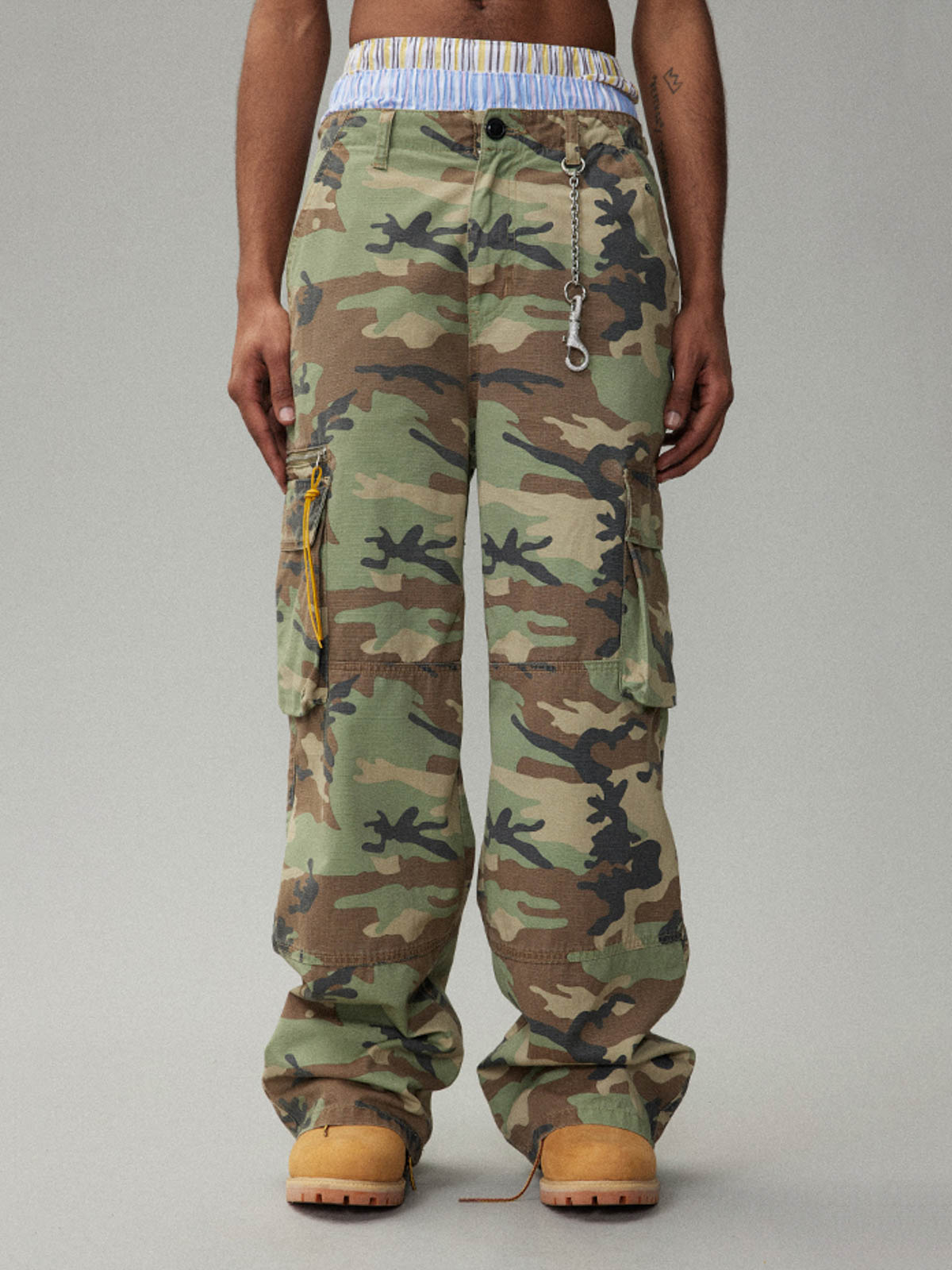 製品画像:カモフラージュカーゴパンツ正面図