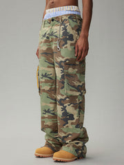 詳細画像:ウエスト調節バックルと多ポケットのディテール