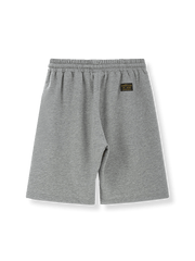 複数のカラーで展示されるレトロカジュアルエアフォースショートパンツ、カジュアルなスウェットシャツ素材