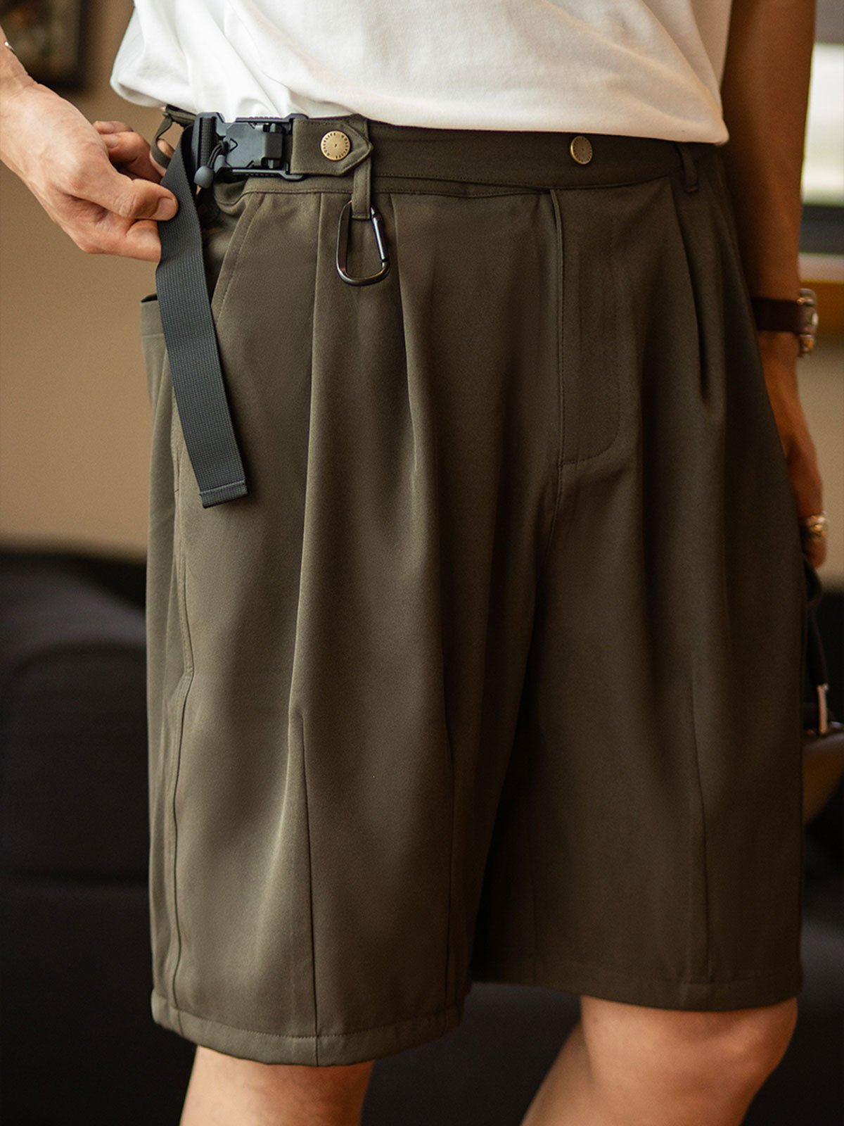 モデル画像:モデルがグルカタクティカルバックル改良五分丈パンツを着用した図