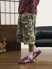 モデルが迷彩七分丈パンツを着用し、カジュアルなトップスと組み合わせた個性的なヴィンテージスタイルを演出。