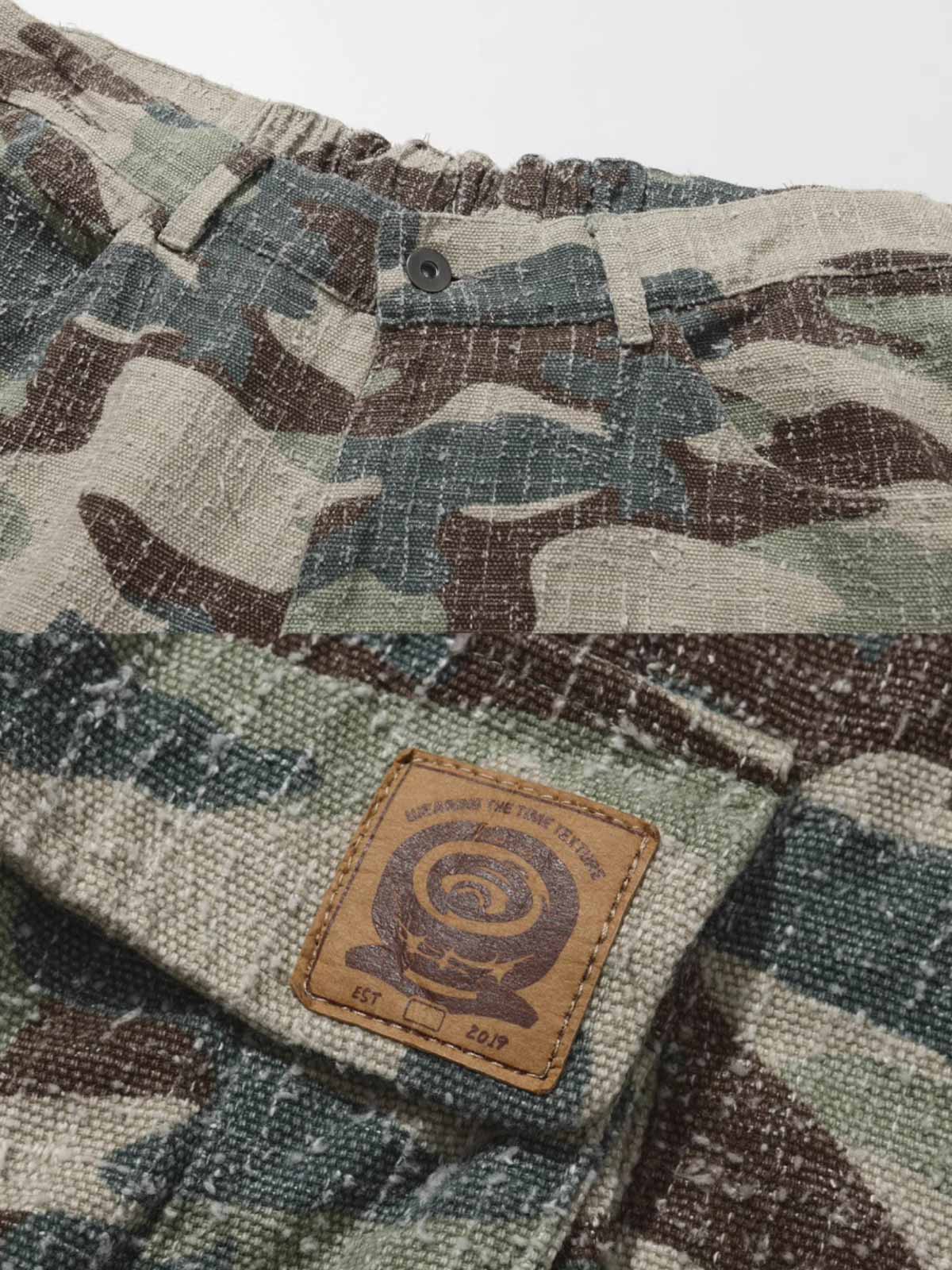 七分丈パンツのディテールショット、磨耗感とポケットデザインを示す。