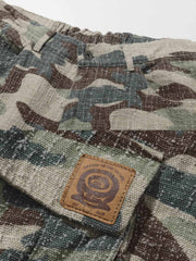 七分丈パンツのディテールショット、磨耗感とポケットデザインを示す。