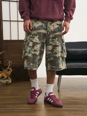 モデルが迷彩七分丈パンツを着用し、カジュアルなトップスと組み合わせた個性的なヴィンテージスタイルを演出。