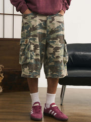 モデルが迷彩七分丈パンツを着用し、カジュアルなトップスと組み合わせた個性的なヴィンテージスタイルを演出。