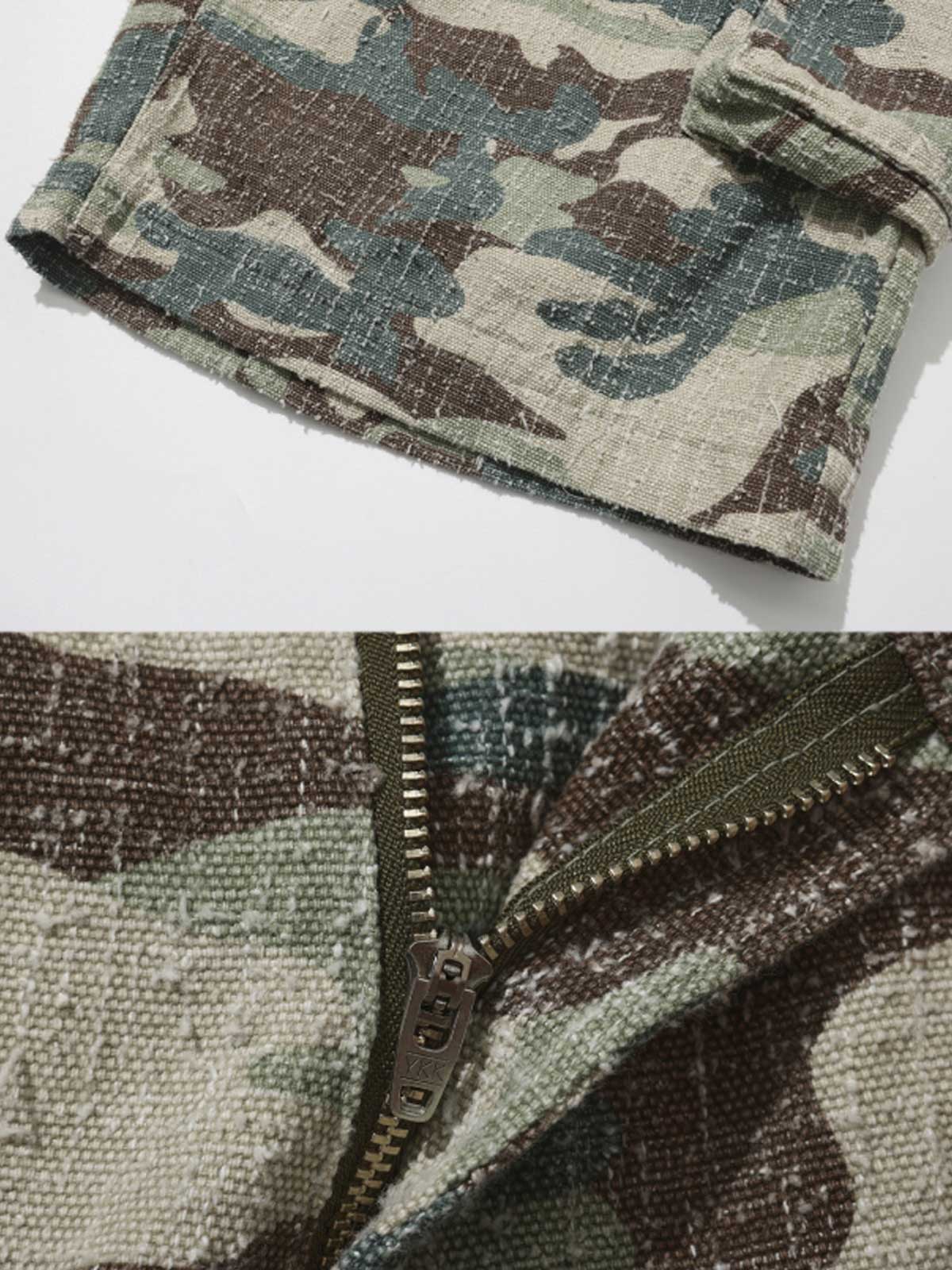 七分丈パンツのディテールショット、磨耗感とポケットデザインを示す。