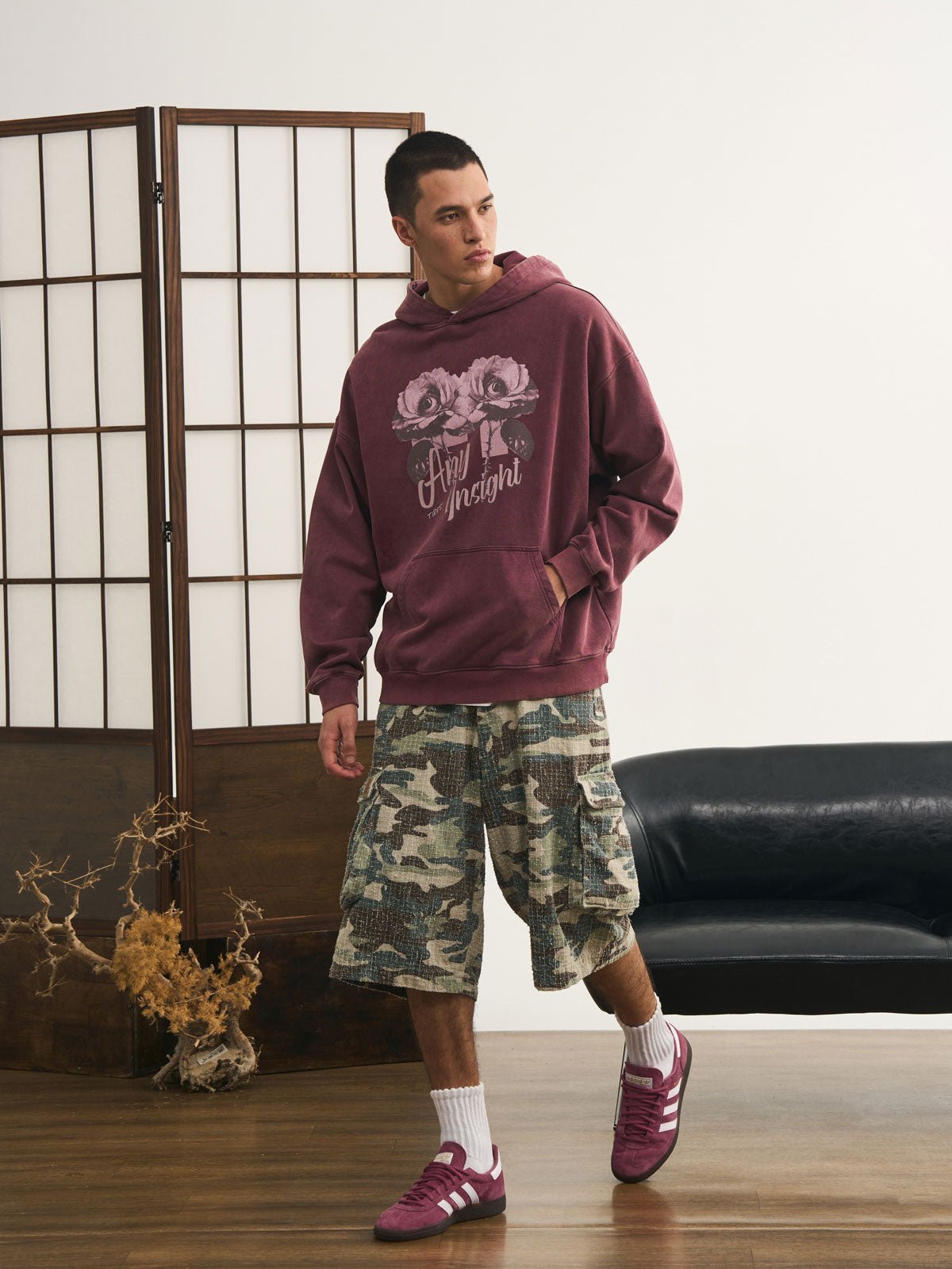 モデルが迷彩七分丈パンツを着用し、カジュアルなトップスと組み合わせた個性的なヴィンテージスタイルを演出。