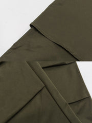 複雑なストライププリントパターンを特徴とするボヘミアン半袖シャツのクローズアップ。