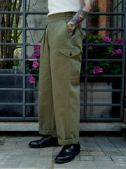 モデルがグルカ ARMY PANTSを着用して全体のスタイルを紹介している画像