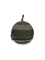 キャンバスチャームの正面ビュー、カートゥーンスタイルの顔のデザインとヴィンテージ加工が特徴