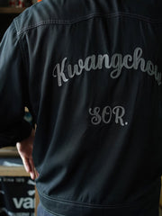 詳細画像: 背面の「広州 Kwangchow」刺繍とコントラストステッチのディテール、ヴィンテージ風デザイン
モデル画像: テンセルコットンツイル生地のショート丈アメリカンウエスタンシャツ着用イメージ