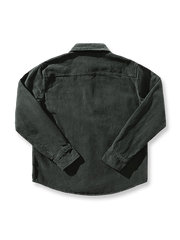 詳細画像: ラウンドヘムとヴィンテージ風ボタンのディテールクローズアップ
モデル画像: コーデュロイシャツを着用したスタイリング例