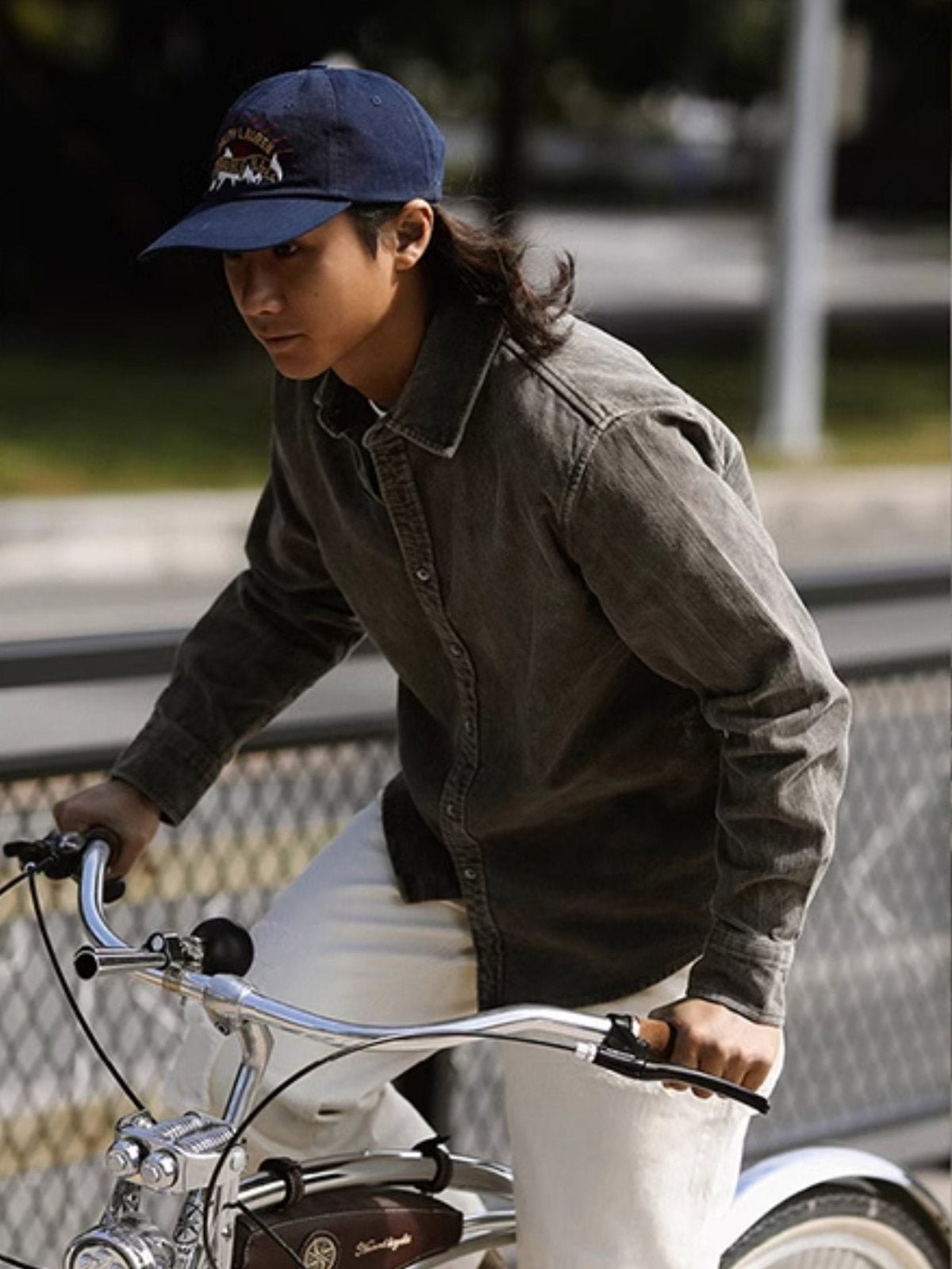 詳細画像: ラウンドヘムとヴィンテージ風ボタンのディテールクローズアップ
モデル画像: コーデュロイシャツを着用したスタイリング例