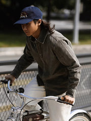 詳細画像: ラウンドヘムとヴィンテージ風ボタンのディテールクローズアップ
モデル画像: コーデュロイシャツを着用したスタイリング例