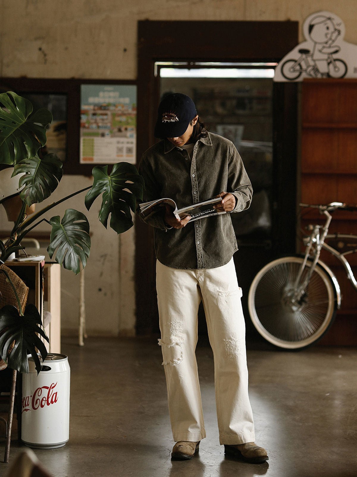 詳細画像: ラウンドヘムとヴィンテージ風ボタンのディテールクローズアップ
モデル画像: コーデュロイシャツを着用したスタイリング例