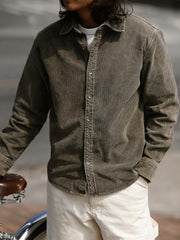 詳細画像: ラウンドヘムとヴィンテージ風ボタンのディテールクローズアップ
モデル画像: コーデュロイシャツを着用したスタイリング例