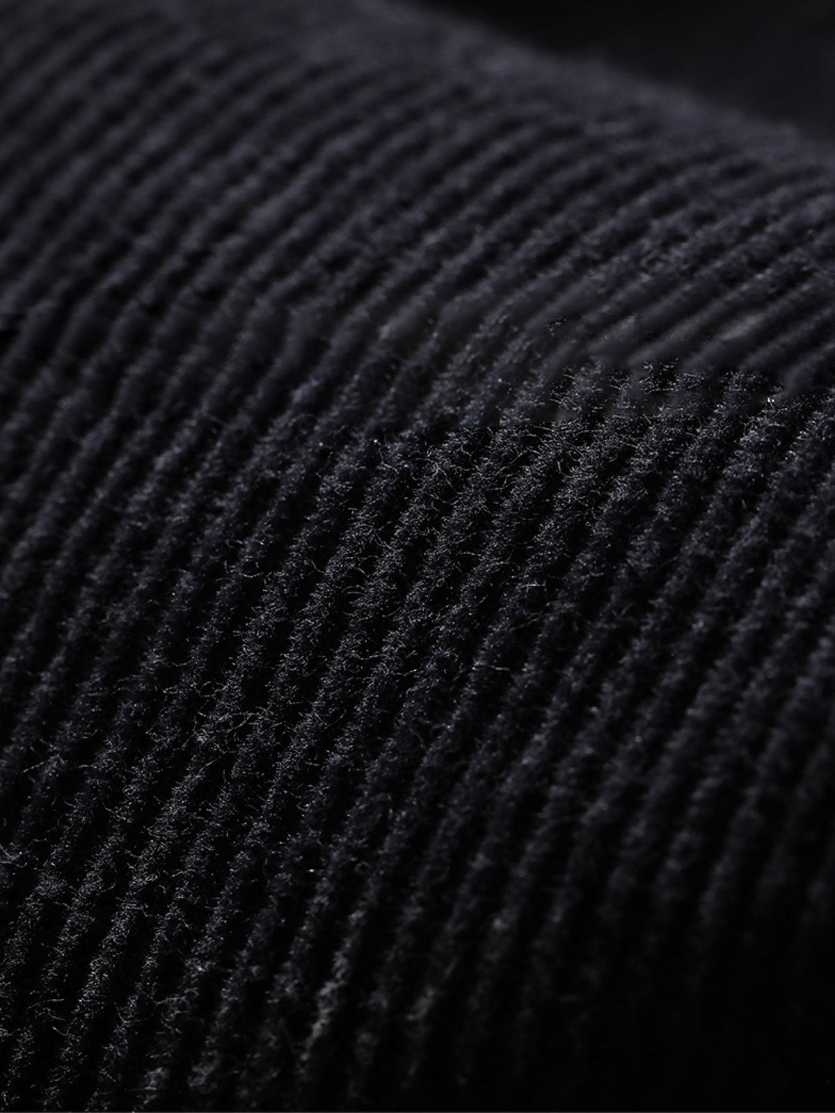 詳細画像: ラウンドヘムとヴィンテージ風ボタンのディテールクローズアップ
モデル画像: コーデュロイシャツを着用したスタイリング例