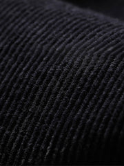 詳細画像: ラウンドヘムとヴィンテージ風ボタンのディテールクローズアップ
モデル画像: コーデュロイシャツを着用したスタイリング例