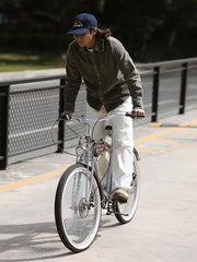 詳細画像: ラウンドヘムとヴィンテージ風ボタンのディテールクローズアップ
モデル画像: コーデュロイシャツを着用したスタイリング例