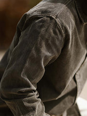 詳細画像: ラウンドヘムとヴィンテージ風ボタンのディテールクローズアップ
モデル画像: コーデュロイシャツを着用したスタイリング例