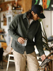 詳細画像: ラウンドヘムとヴィンテージ風ボタンのディテールクローズアップ
モデル画像: コーデュロイシャツを着用したスタイリング例