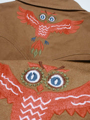 コットン刺繍と金属製ボタンのディテール特写