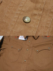 コットン刺繍と金属製ボタンのディテール特写