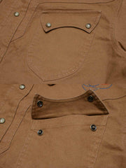 コットン刺繍と金属製ボタンのディテール特写